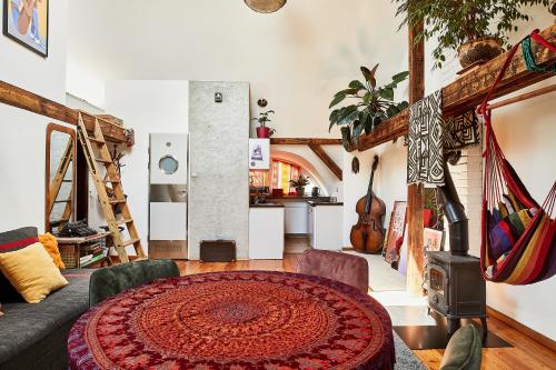 sala de estar con sofá y fogones en Cesar Apartment, en Wroclaw
