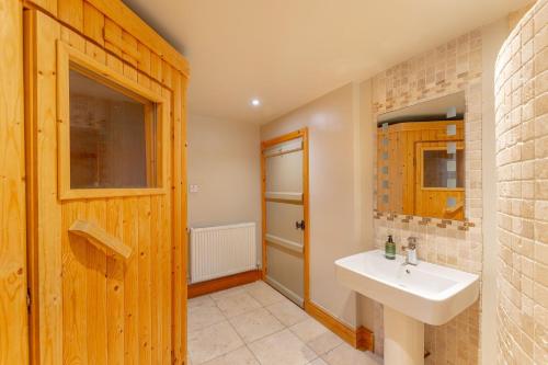 Ванная комната в Peacock Cottage