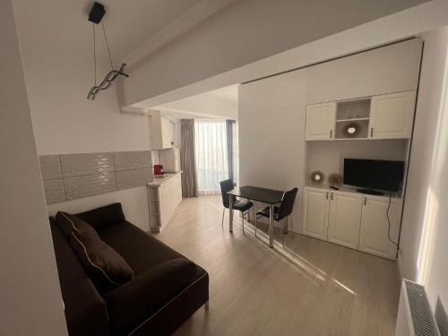 un soggiorno con un divano e un tavolo di Kitty Studio Sunset Lake a Mamaia