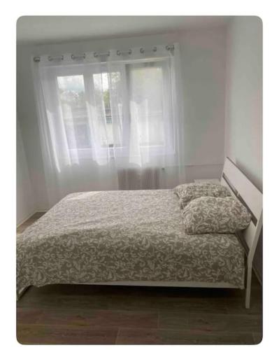 une chambre avec un lit et une fenêtre dans l'établissement Chaleureux et spacieux Cernay80, à Cernay