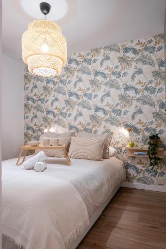 a bedroom with a large bed with a floral wallpaper at Refugio en Albaicín y parking in Granada
