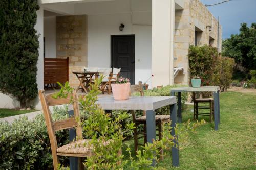 Сад в Agarathos Traditional Rooms - Pool - Kaliviani -On the road to Balos