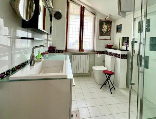 een witte badkamer met een wastafel en een toilet bij Mansarda seaview in Senigallia