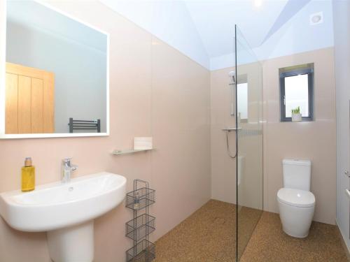 uma casa de banho com um lavatório e um WC em 2 bed in Lincoln 53878 em Doddington