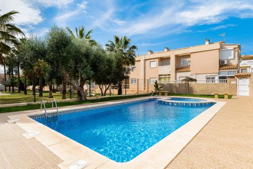 een zwembad voor een gebouw bij Bungalow Aguas Nuevas Sunrise in Torrevieja