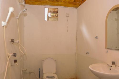 Un baño con ducha, inodoro y lavabo. en The Folly Arugambay, en Arugam Bay
