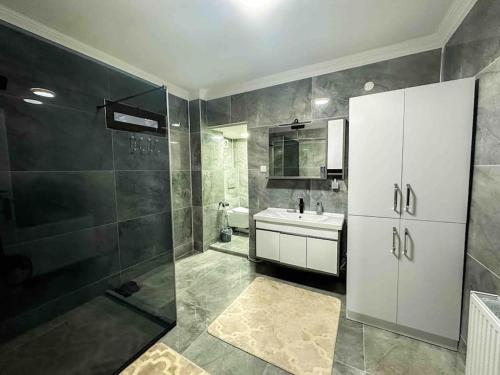 a bathroom with a sink and a toilet and a shower at Sapanca Orman İçinde Özel Havuzlu Villa in Sakarya