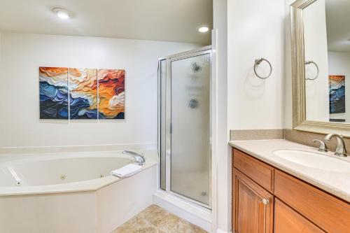 Koupelna v ubytování Oceanfront Destin Condo with Pool and Beach Access