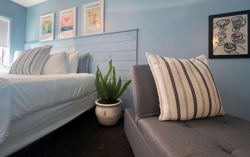 a bedroom with a bed and a couch and a plant at Quality Lodge in Sandusky