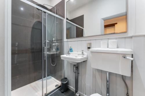 Koupelna v ubytování Riverside Cottage