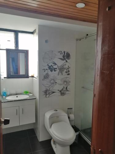 a bathroom with a toilet and a sink and a shower at HABITACIONES CASA CAMPESTRE Duitama in Duitama
