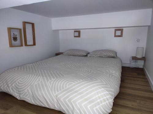 une chambre avec un grand lit avec deux oreillers dans l'établissement Montpellier Gare St Roch, à Montpellier