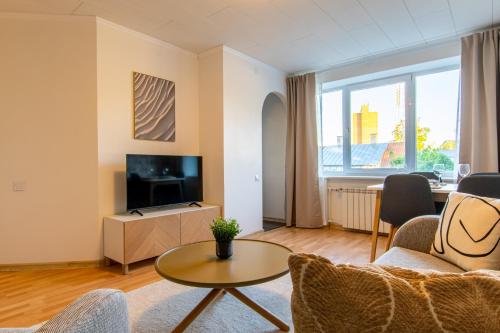 Televízia a/alebo spoločenská miestnosť v ubytovaní Stylish Central Apartment by Kuus Sõlme