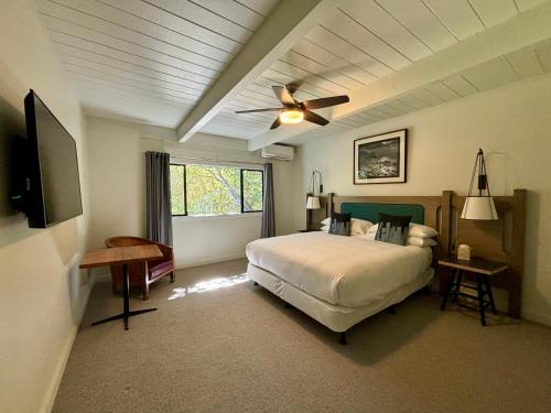 una camera con letto e ventilatore a soffitto di Hidden Valley Inn a Carmel Valley