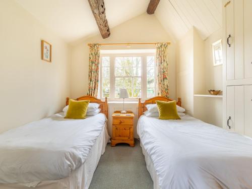 Giường trong phòng chung tại Roger Ground House