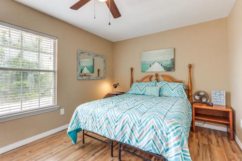 Un dormitorio con una cama y un ventilador de techo. en Eureka Springs Home about half Mi to Beaver Lake!, en Eureka Springs