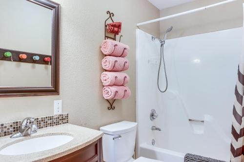 Un baño con lavabo, inodoro y ducha. en Eureka Springs Home about half Mi to Beaver Lake!, en Eureka Springs