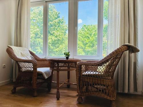 una mesa y dos sillas frente a una ventana en Stolac Center - Modern Apartment en Stolac