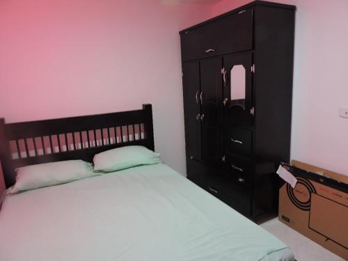 1 dormitorio con 1 cama y vestidor negro en APARTAMENTO TURíSTICo EN SANTA MARTA, en Santa Marta
