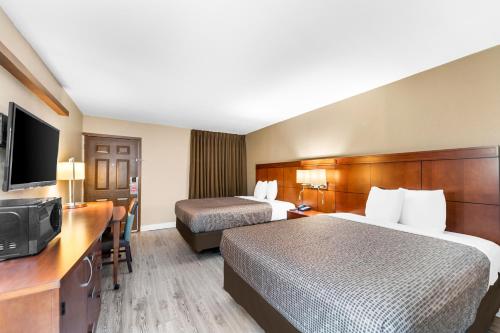 Habitación de hotel con 2 camas y TV de pantalla plana. en Econo Lodge Texarkana I-30 en Texarkana - Texas