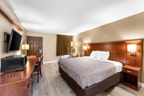 een hotelkamer met een bed en een bureau bij Econo Lodge Texarkana I-30 in Texarkana - Texas