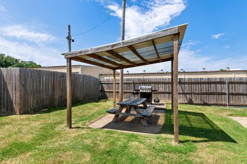 a picnic table and a grill in a yard at Econo Lodge Texarkana I-30 in Texarkana - Texas