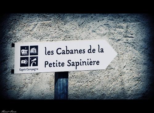 Photo de la galerie de l'établissement Les Cabanes de la Petite Sapinière, à Voussac