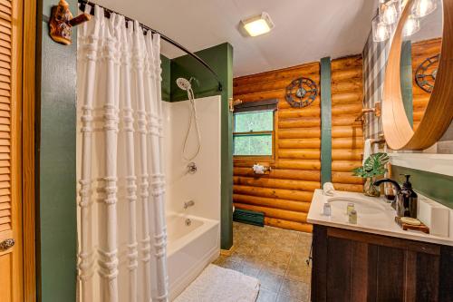 Ένα μπάνιο στο Hot Tub and Fire Pit Albrightsville Log Cabin!