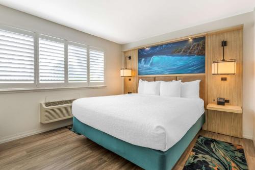 Ένα ή περισσότερα κρεβάτια σε δωμάτιο στο Best Western Plus Capitola By-the-Sea Inn & Suites
