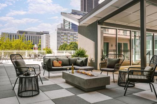 d'une terrasse avec des chaises, un canapé et un foyer extérieur. dans l'établissement Sonder Midtown South, à Atlanta