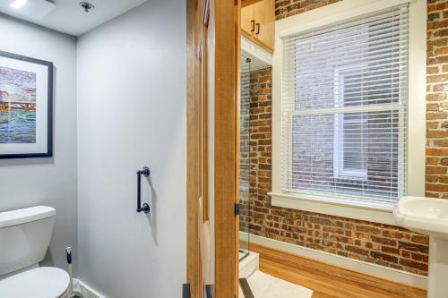 Ένα μπάνιο στο Stylish Dtwn Knoxville Condo with Rooftop Deck!