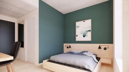 Aiden by Best Western Lolland في Holeby: غرفة نوم بجدران زرقاء وسرير مع مكتب