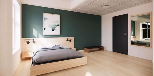 Aiden by Best Western Lolland في Holeby: غرفة نوم بسرير وجدار أخضر