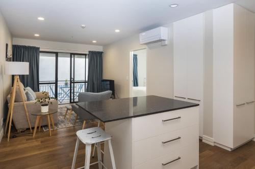 Η κουζίνα ή μικρή κουζίνα στο West Fitzroy Apartments