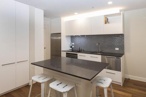 Η κουζίνα ή μικρή κουζίνα στο West Fitzroy Apartments