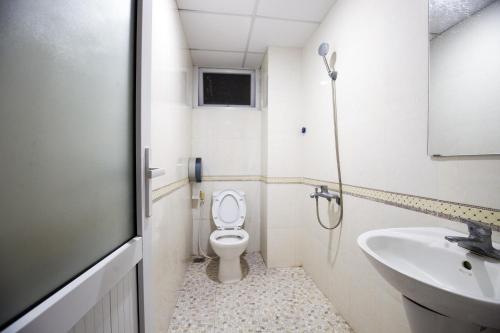 un baño con inodoro y lavabo en Hải Hòa Victoria Hotel, en Nghi Sơn