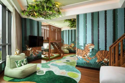Habitación infantil con un mural de tigres en la pared en Siam Kempinski Hotel Bangkok - SHA Extra Plus Certified en Bangkok