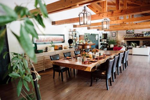 a dining room with a long table and chairs at María & Bernardo Casa - Viñedo in El Coyote