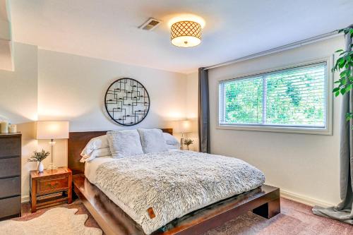 波特兰3 Mi to Downtown Portland Lush Flat with Fire Pit的带床和窗户的卧室