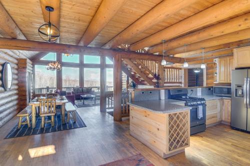 Kuchyň nebo kuchyňský kout v ubytování Spacious Fairplay Log Home with Patio and Fire Pit!