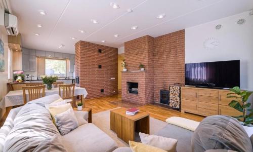 Μια τηλεόραση ή/και κέντρο ψυχαγωγίας στο House for best weekend