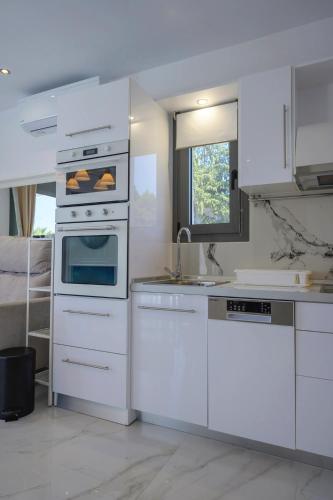 Dapur atau dapur kecil di Aura Beachfront Private Pool Villa