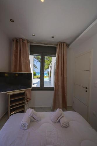 Katil atau katil-katil dalam bilik di Aura Beachfront Private Pool Villa