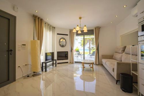 Televisyen dan/atau pusat hiburan di Aura Beachfront Private Pool Villa
