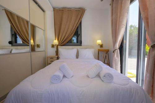 Katil atau katil-katil dalam bilik di Aura Beachfront Private Pool Villa