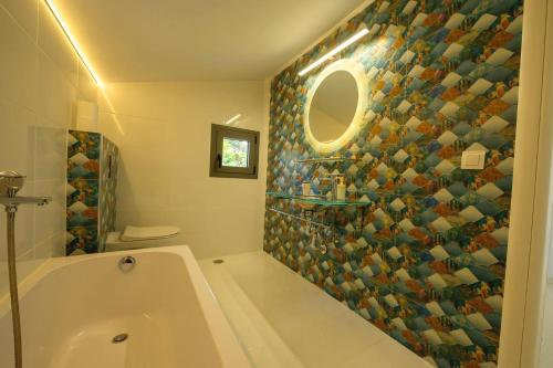 Bilik mandi di Aura Beachfront Private Pool Villa