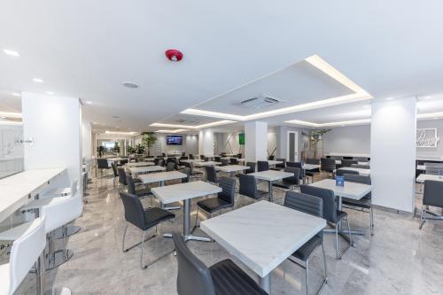 a dining room with tables and chairs at Hotel Biltmore in Guatemala