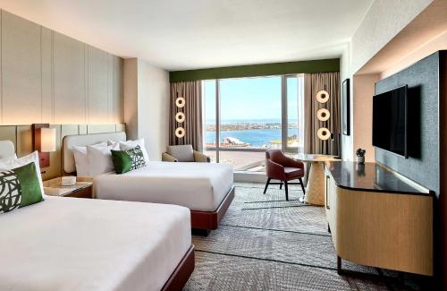 聖地牙哥的住宿－奧米尼圣迭戈酒店，酒店客房设有两张床和电视。