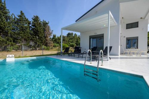 Kolam renang di atau dekat dengan Aura Beachfront Private Pool Villa