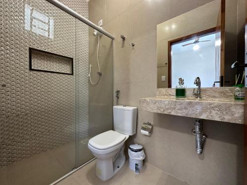 Ett badrum på casa inteira com 3 suites e área de lazer
